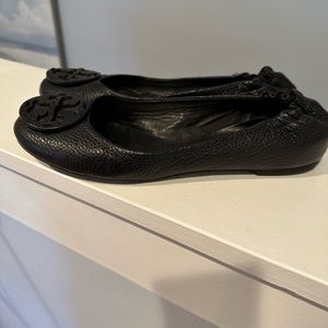 Black textured ballet flats